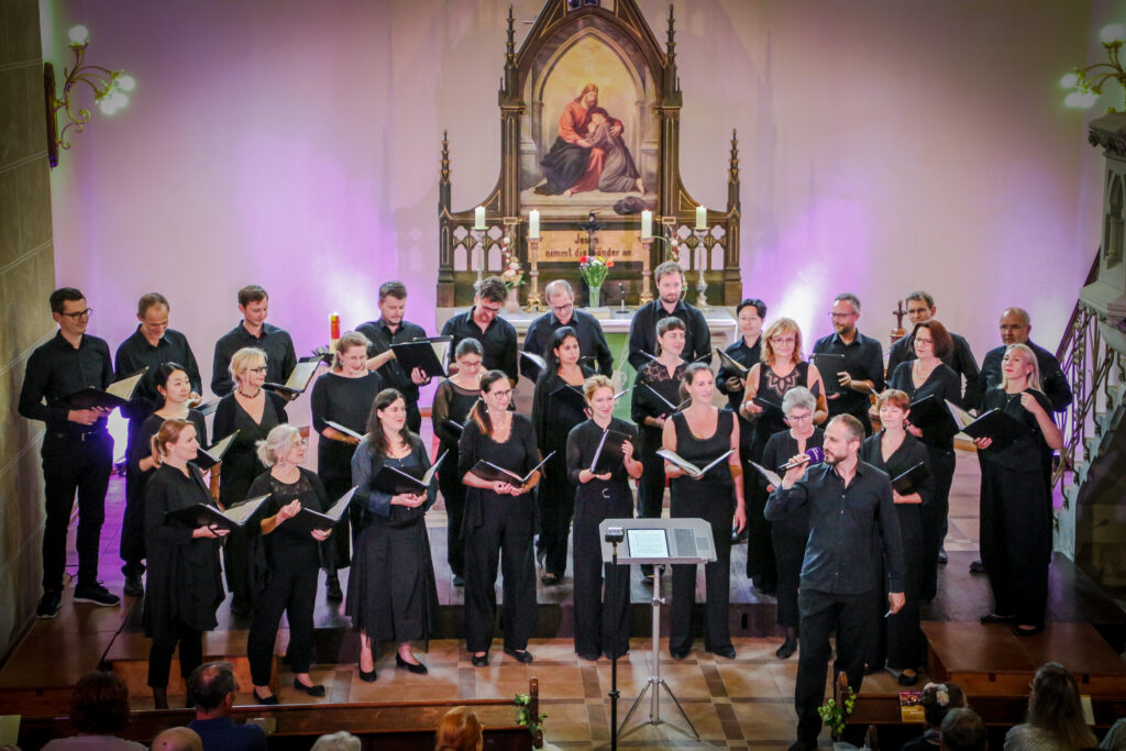 Sänger und Sängerinnen des MDR Rundfunkchors in der Kirche Niederwürschnitz.